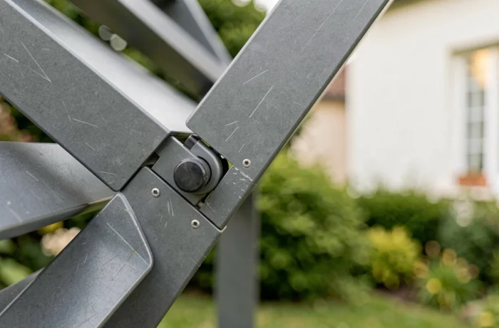 Détail architectural des lames orientables en aluminium anodisé d'une pergola bioclimatique moderne montrant le mécanisme de pivotement et la qualité de fabrication